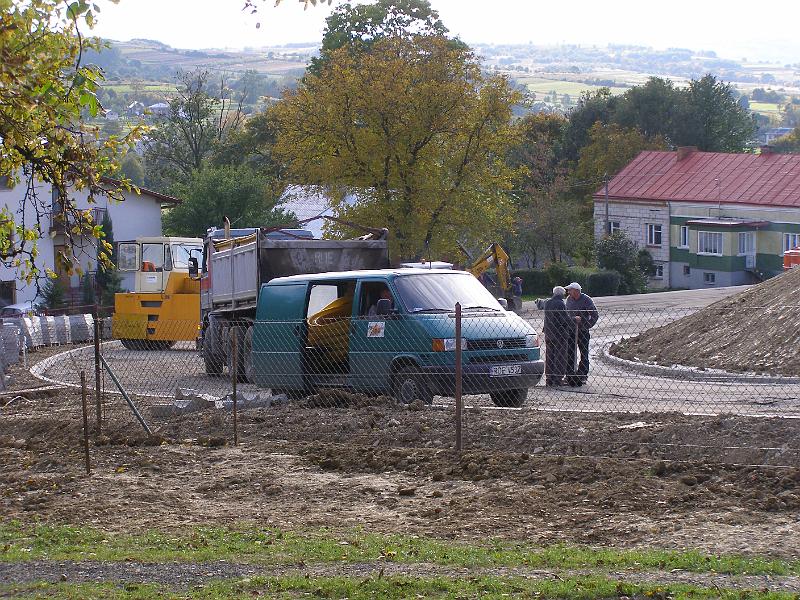 1 pazdziernika_19.jpg - I dalej kopią, bo woda podchodzi... A inspektor kazał dać sączki. Przywieźli, ale on odjechał, oni zasypali asfaltem. A co będzie po zimie?